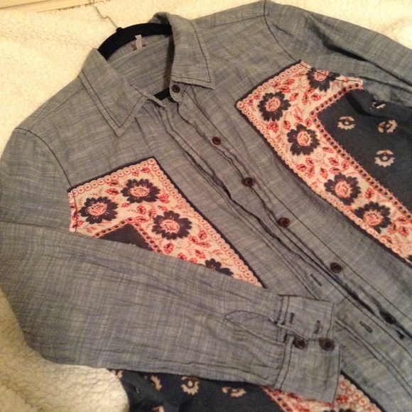 FREE PEOPLE - lightweight button up - Picture 3 of 8